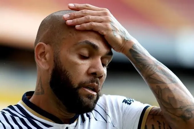 Daniel Alves segue preso após ser acusado de estupro; situação do jogador pode piorar Daniel Alves segue preso após ser acusado de estupro; situação do jogador pode piorar