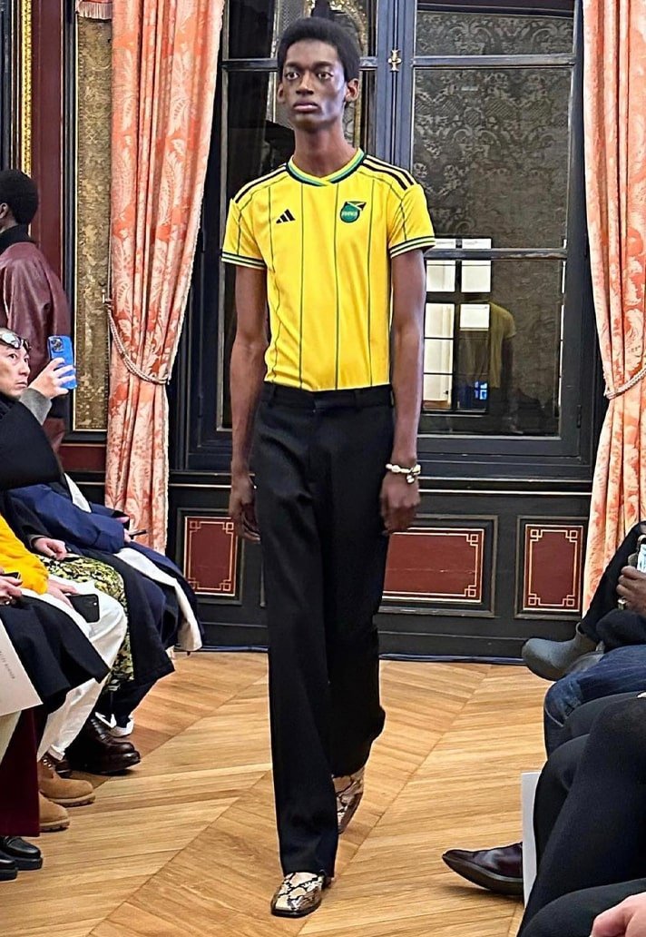 Wales Bonner revela novos kits adidas x Jamaica no desfile de moda de Paris