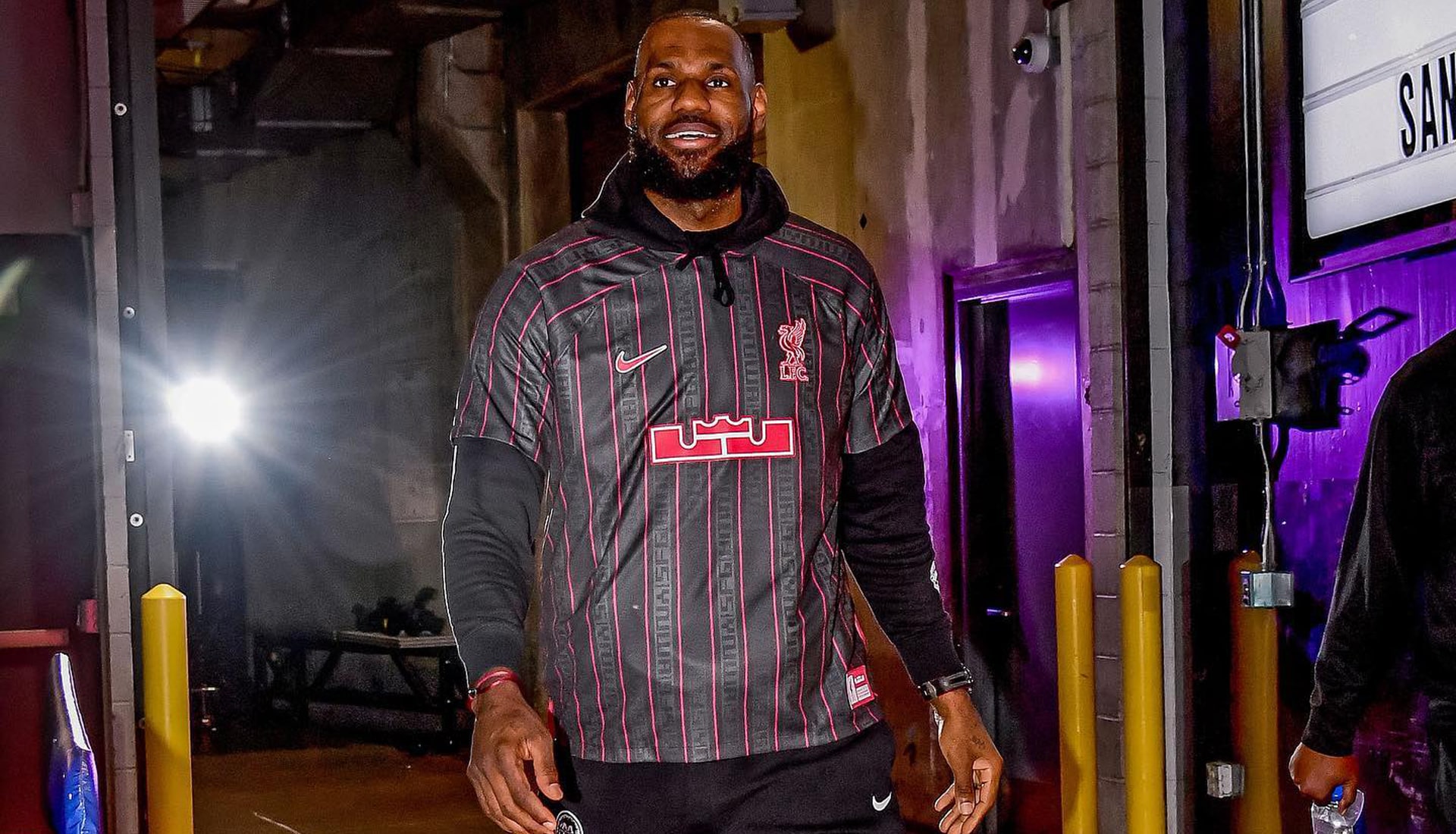 Lebron James lança nova coleção em parceria com o  Liverpool  FC