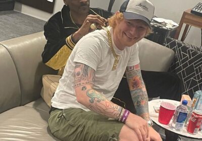 Ed Sheeran recebe a corrente da gravadora Death Row Records