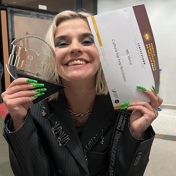 MC Versa recebe o Prêmio Profissionais da Música na categoria Hip Hop Feminino