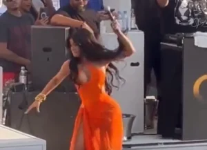 Video: Mulher joga bebida em Cardi B e rapper arremessa microfone de volta, veja