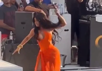 Video: Mulher joga bebida em Cardi B e rapper arremessa microfone de volta, veja