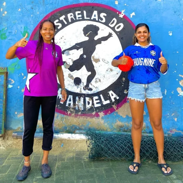 Deixa a menina jogar: Estrelas do Mandela e Natália Brambila levam a Copa do Mundo de Futebol feminino para o Complexo de Manguinhos