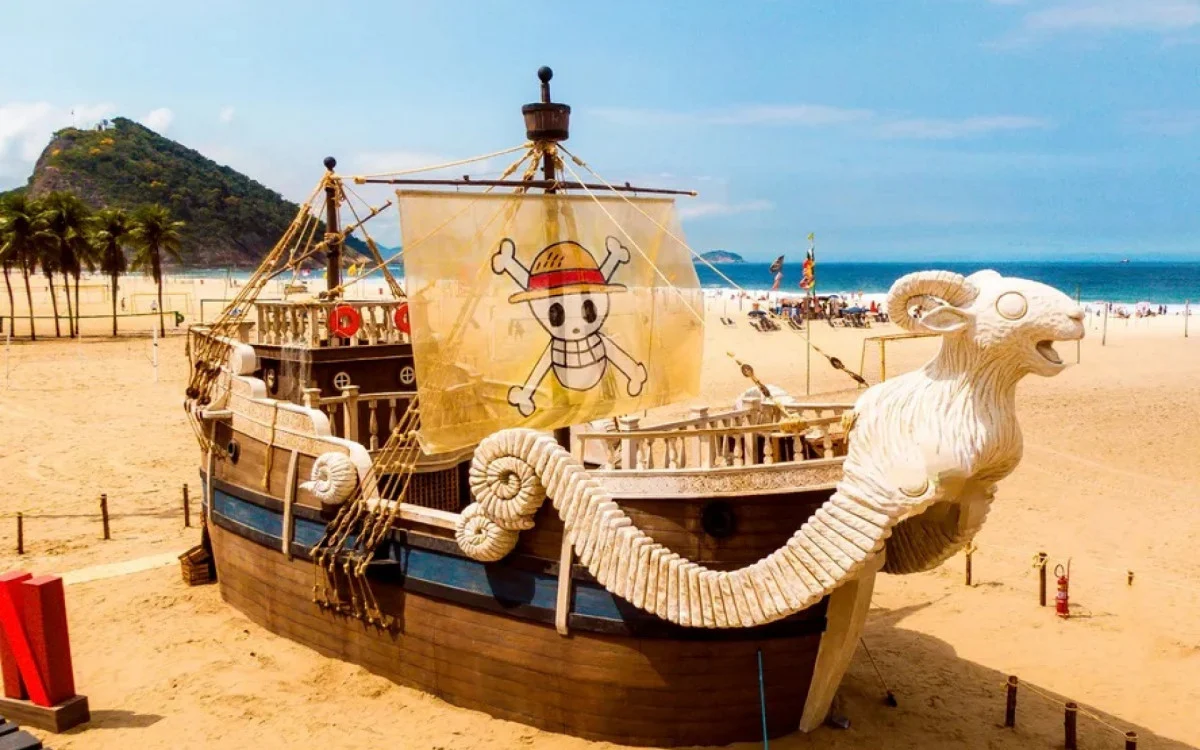 Navio de ‘One Piece’, atraca na Praia de Copacabana