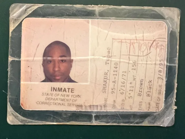 Foto de Fichamento Rara de 1995 e Cartao de Identificacao da Prisao de 2Pac Estao a Venda 3