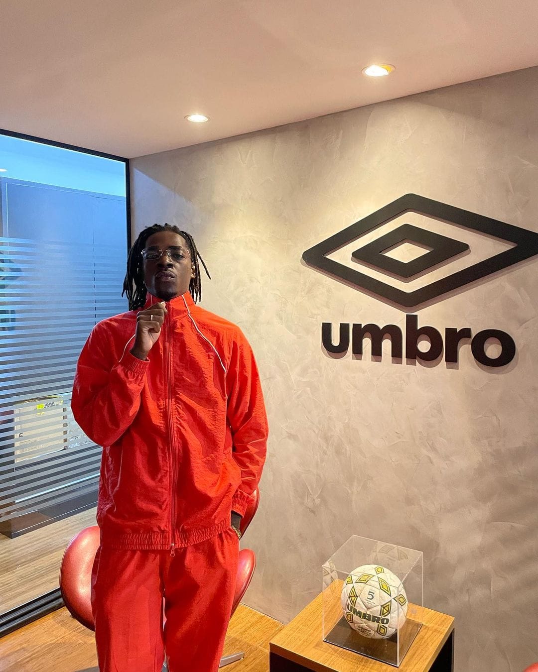 Malcolm VL: Artista, modelo e rapper Assina como Embaixador da Marca UMBRO no Brasil