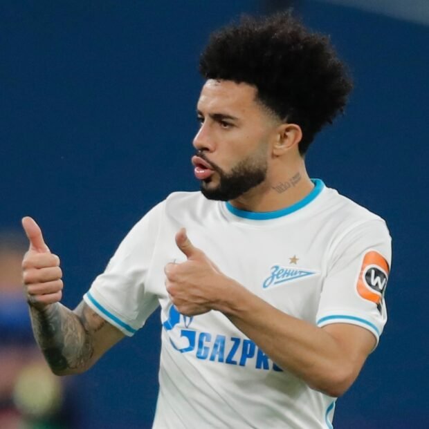 Jogador de futebol Claudinho, do Zenit, presta homenagem a Mc Kevin e Chorão com novas tatuagens