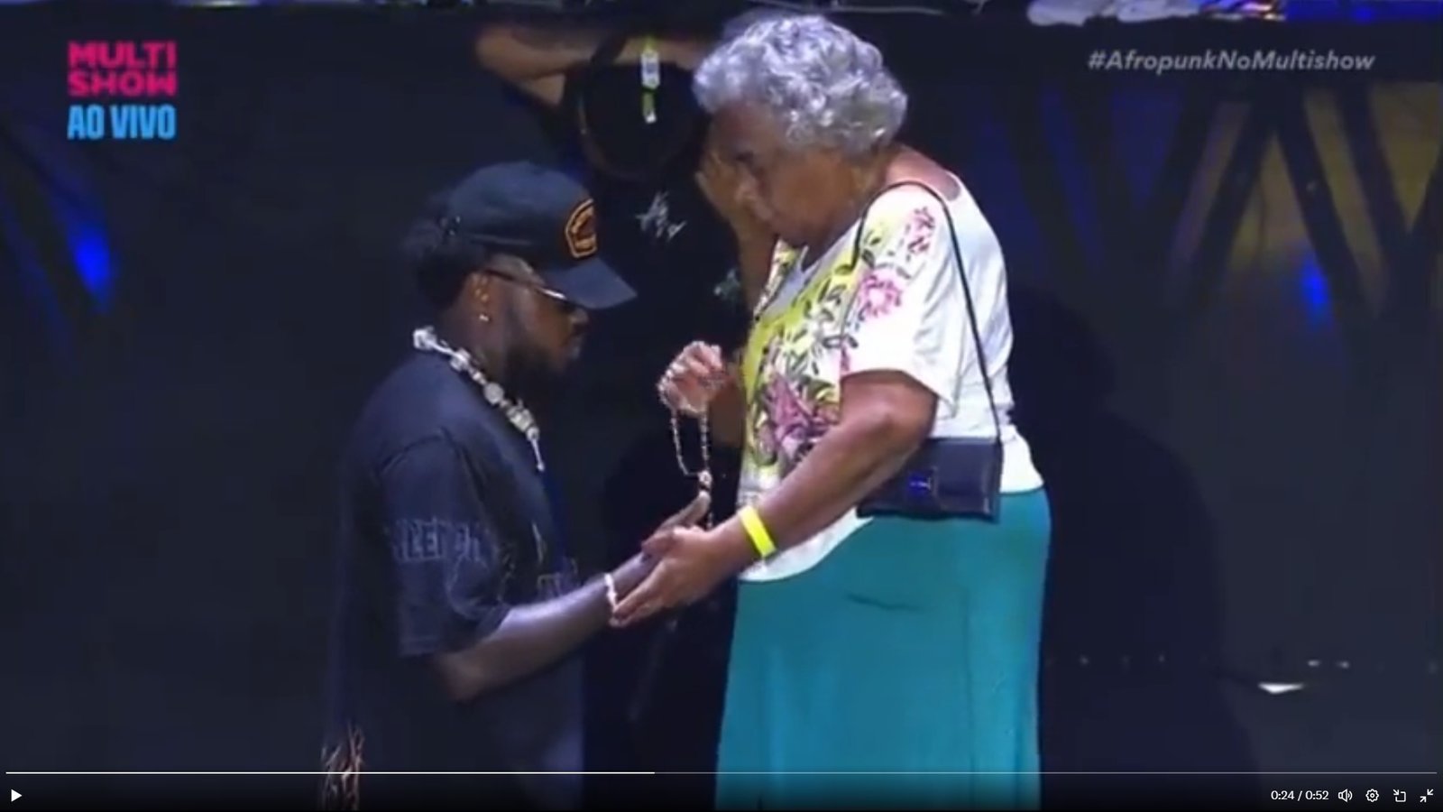 Djonga emociona público ao levar sua avó ao palco durante apresentação no festival AfroPunk na Bahia