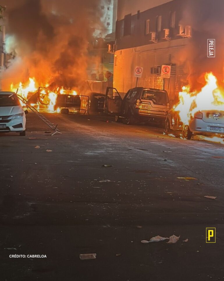 Após rebaixamento: Torcedores do Santos ateiam fogo em carros e ônibus nos arredores da Vila Belmiro.