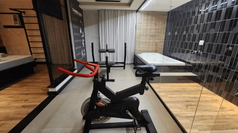 Estava na academia amor: Motel cria Suíte Temática com  Equipamentos de Academia