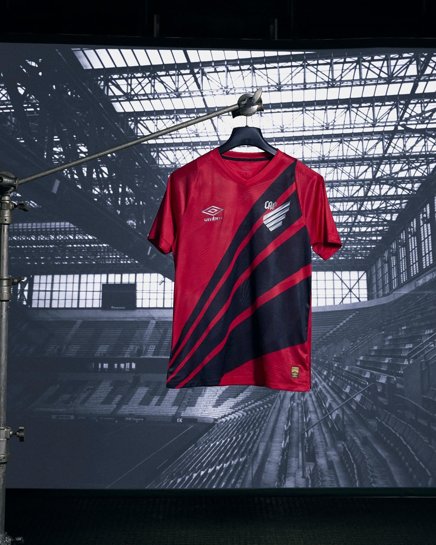 Athletico Paranaense e Umbro lançam uniformes para celebrar o centenário do clube