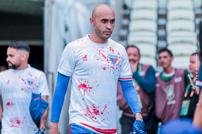 Fortaleza Protesta com Camisa Manchada de “Sangue” em Meio às Semifinais do Campeonato Cearense