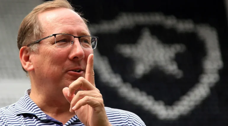 John Textor: Dono da SAF do Botafogo Critica Regras de Sustentabilidade Financeira da Premier League