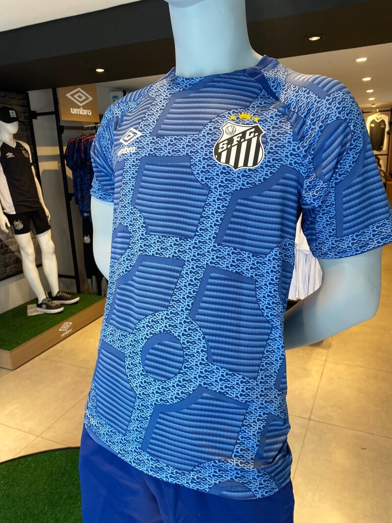 Umbro apresenta camisas de aquecimento vibrantes para Fluminense, Grêmio e Santos