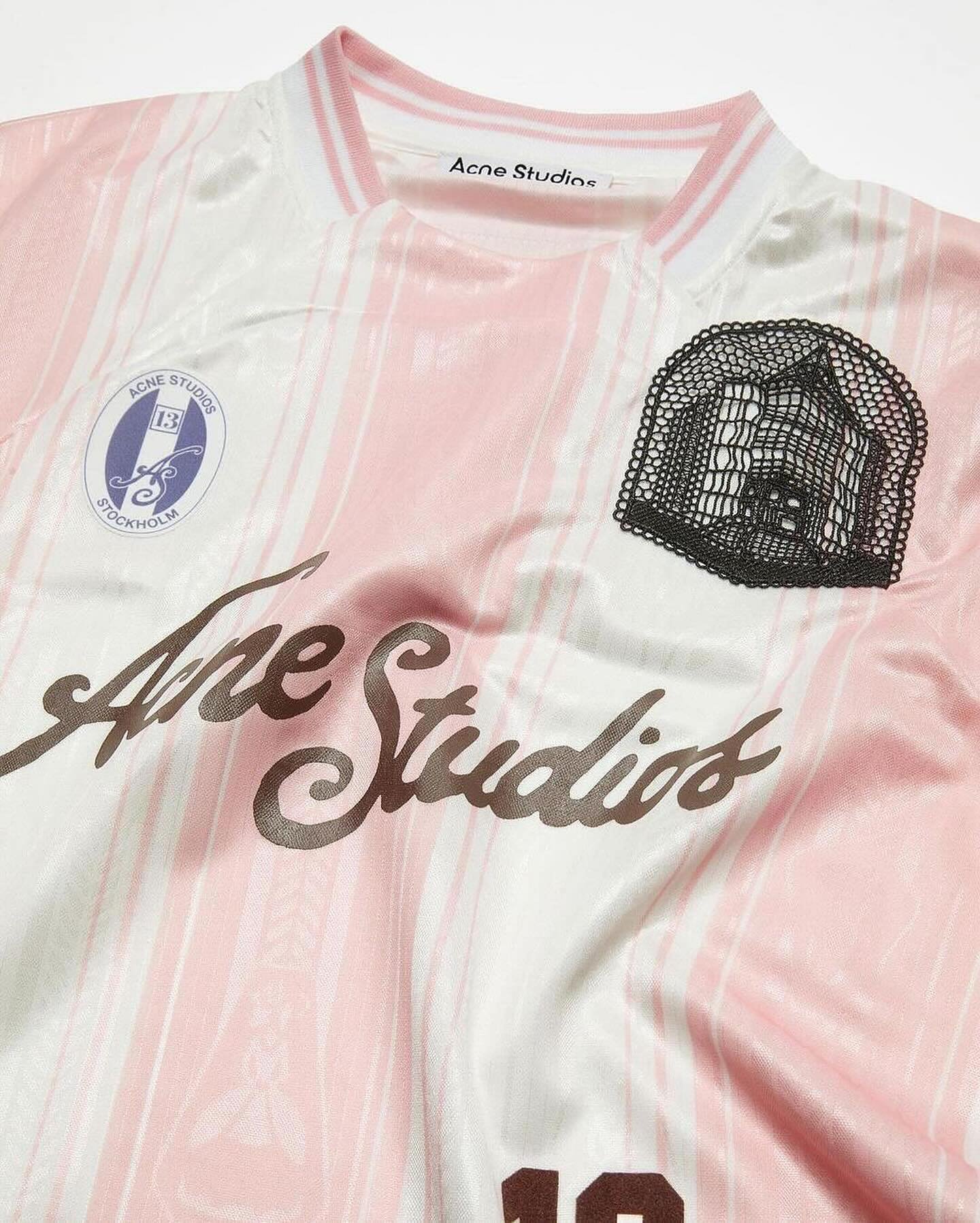 Acne Studios lança nova camisa inspirada no futebol com estilo luxuoso