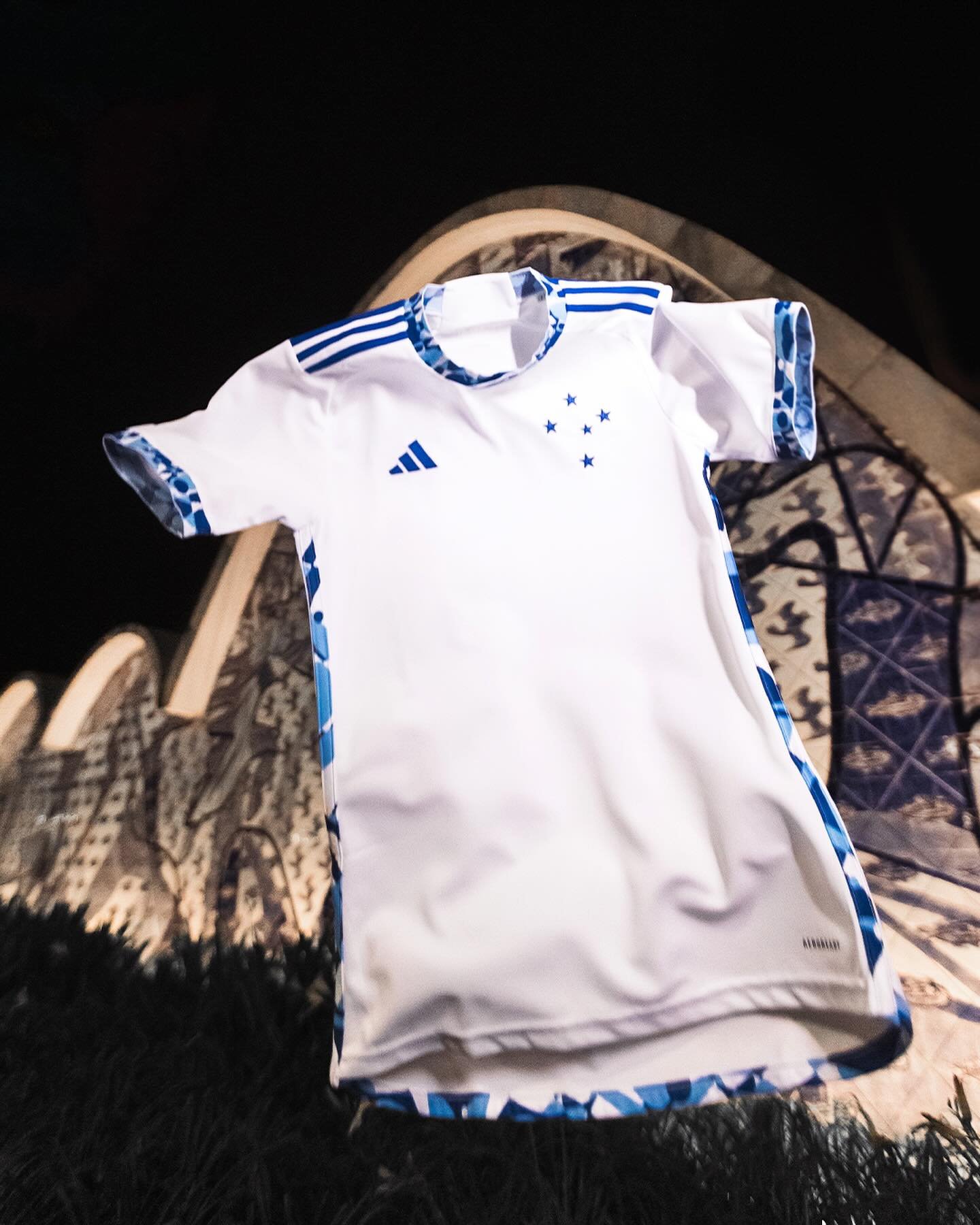 Adidas lança novo uniforme reserva do Cruzeiro para a temporada 24/25