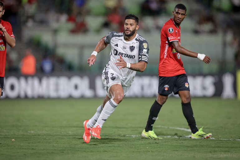 Hulk vê que adversário estava com chuteira rasgada e o presenteia com um par de chuteiras em Partida da Libertadores