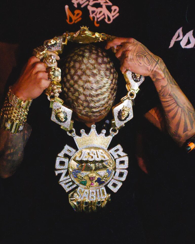 Mc Poze do Rodo ostenta novo cordão luxuoso nas redes sociais