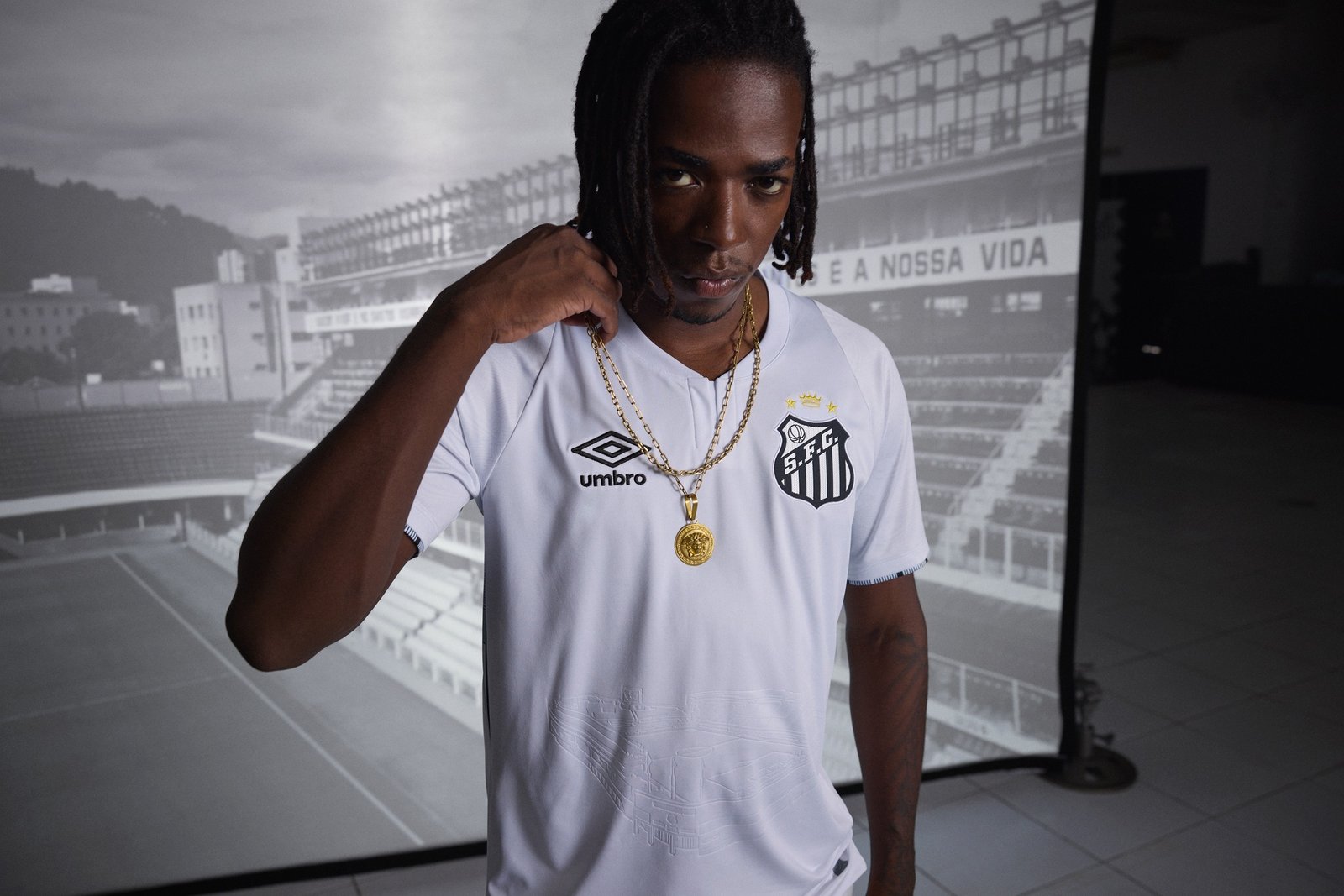 Santos FC celebra 112 anos com lançamento das novas camisas inspiradas na Vila Belmiro