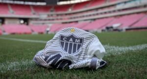 Vaza nas redes sociais imagem da nova camisa reserva do Atlético-MG para 2024-2025