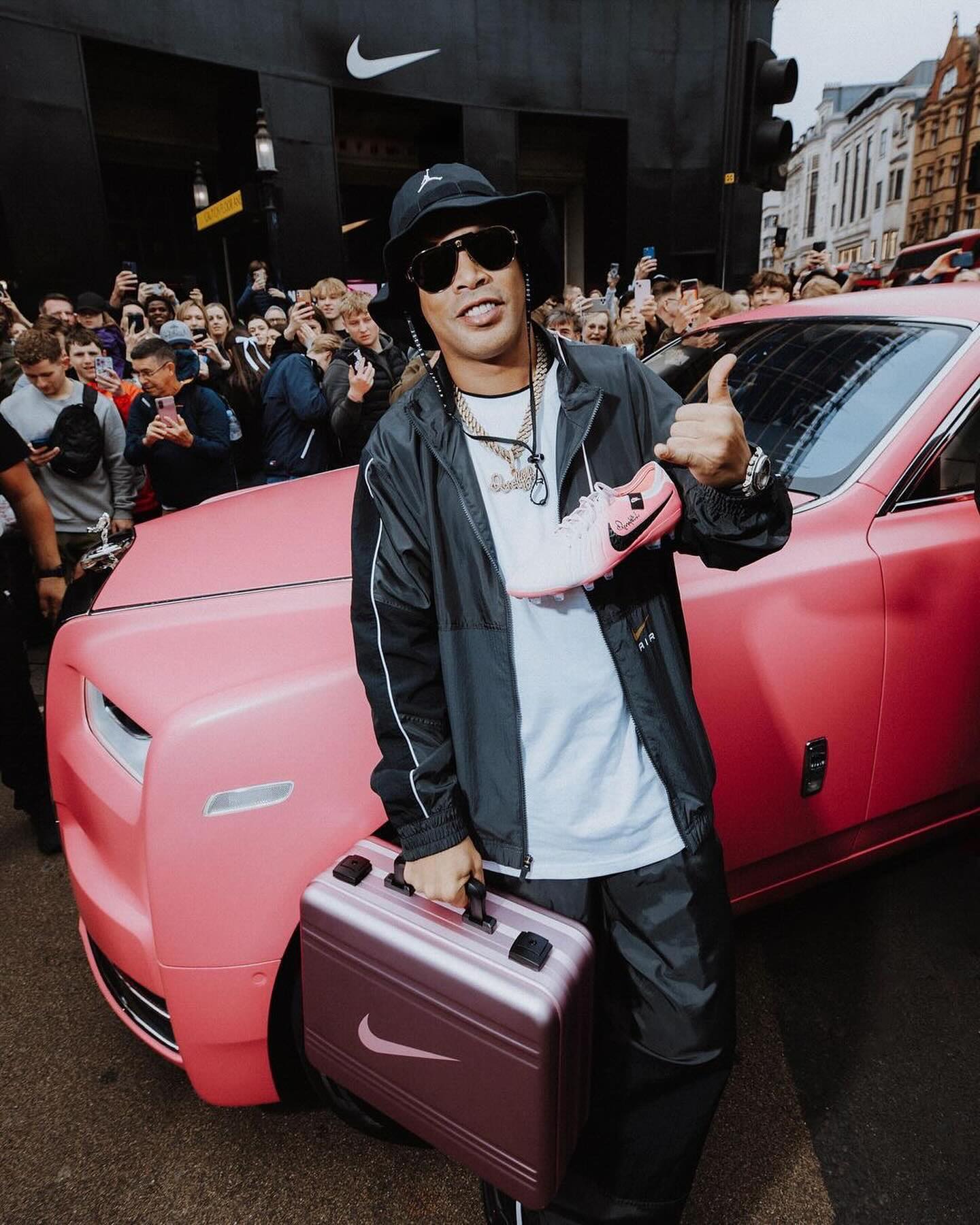 Ronaldinho Gaúcho aparece em Londres em Rolls Royce Rosa para celebrar o novo pack da Nike