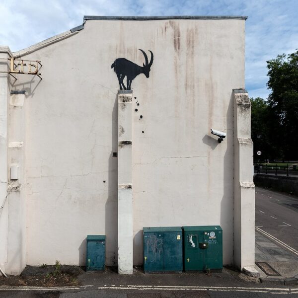 Banksy Revela Novo Mural de Cabra no Sudoeste de Londres