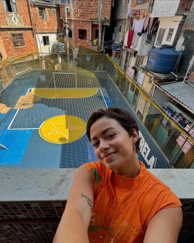 Paola Dueñas foi a responsável pela arte que Revitalizou a Quadra na Comunidade Tavares Bastos