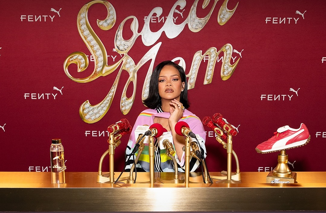 Rihanna é a “mamãe do futebol” apresentando a coleção FENTY x PUMA Avanti em Evento Inusitado com Crianças