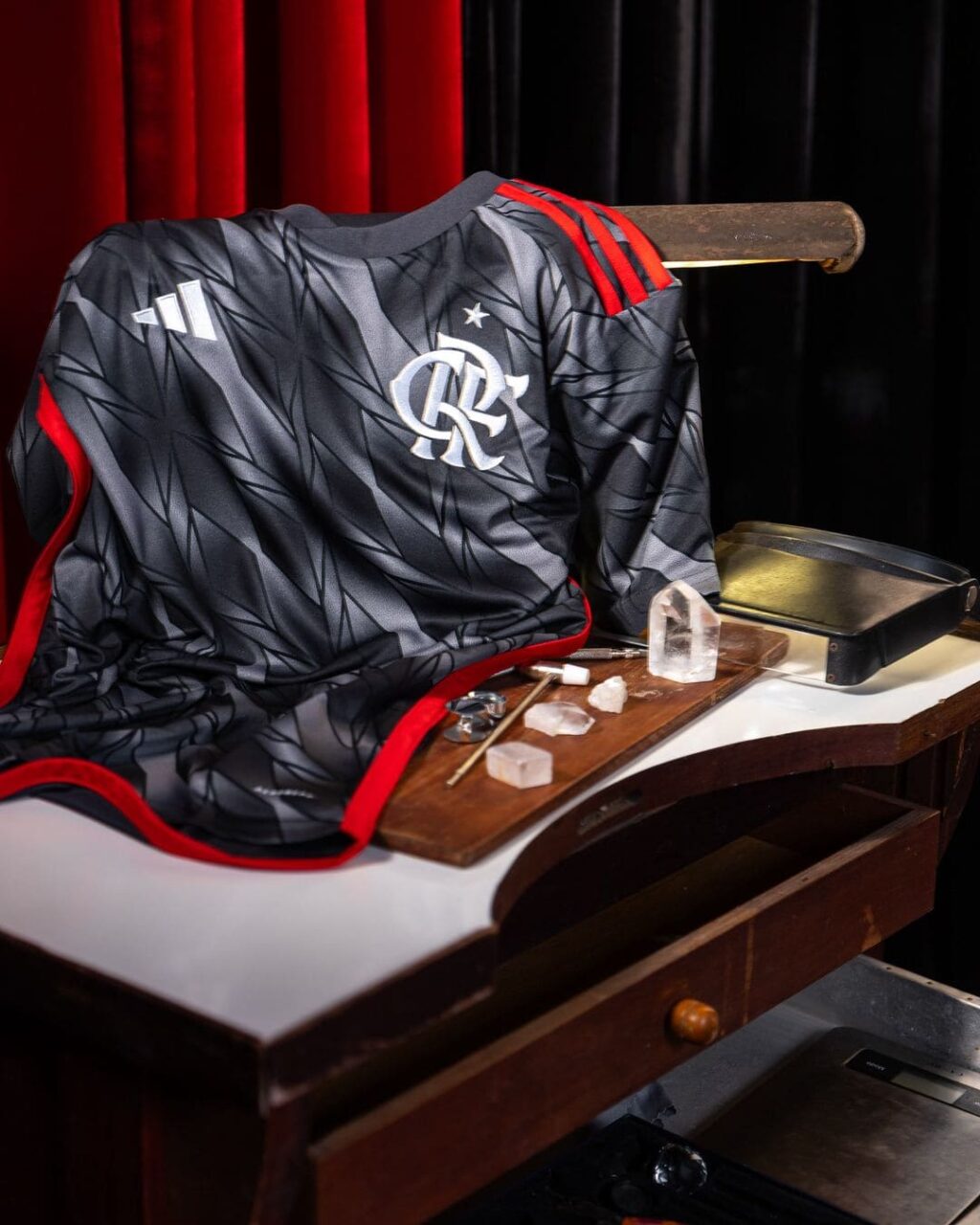 Terceira camisa Flamengo 2024: Adidas lança manto inspirado em diamantes
