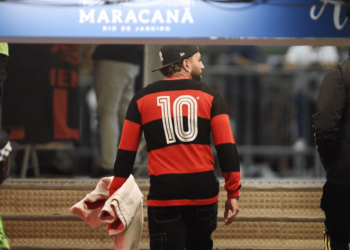 Gabigol veste lendária camisa do Flamengo de 1981