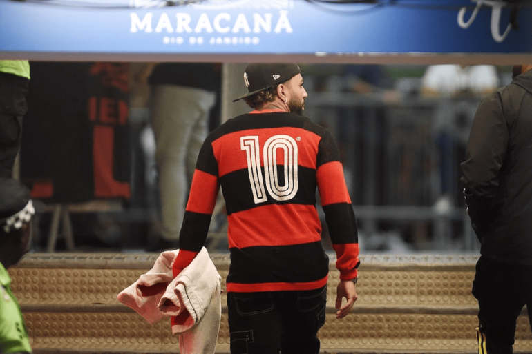 Gabigol veste lendária camisa do Flamengo de 1981
