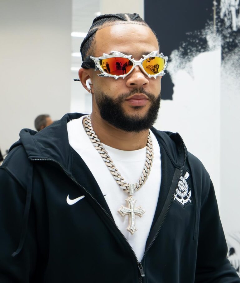 Memphis Depay chega com óculos Gentle Monster à Neo Química Arena