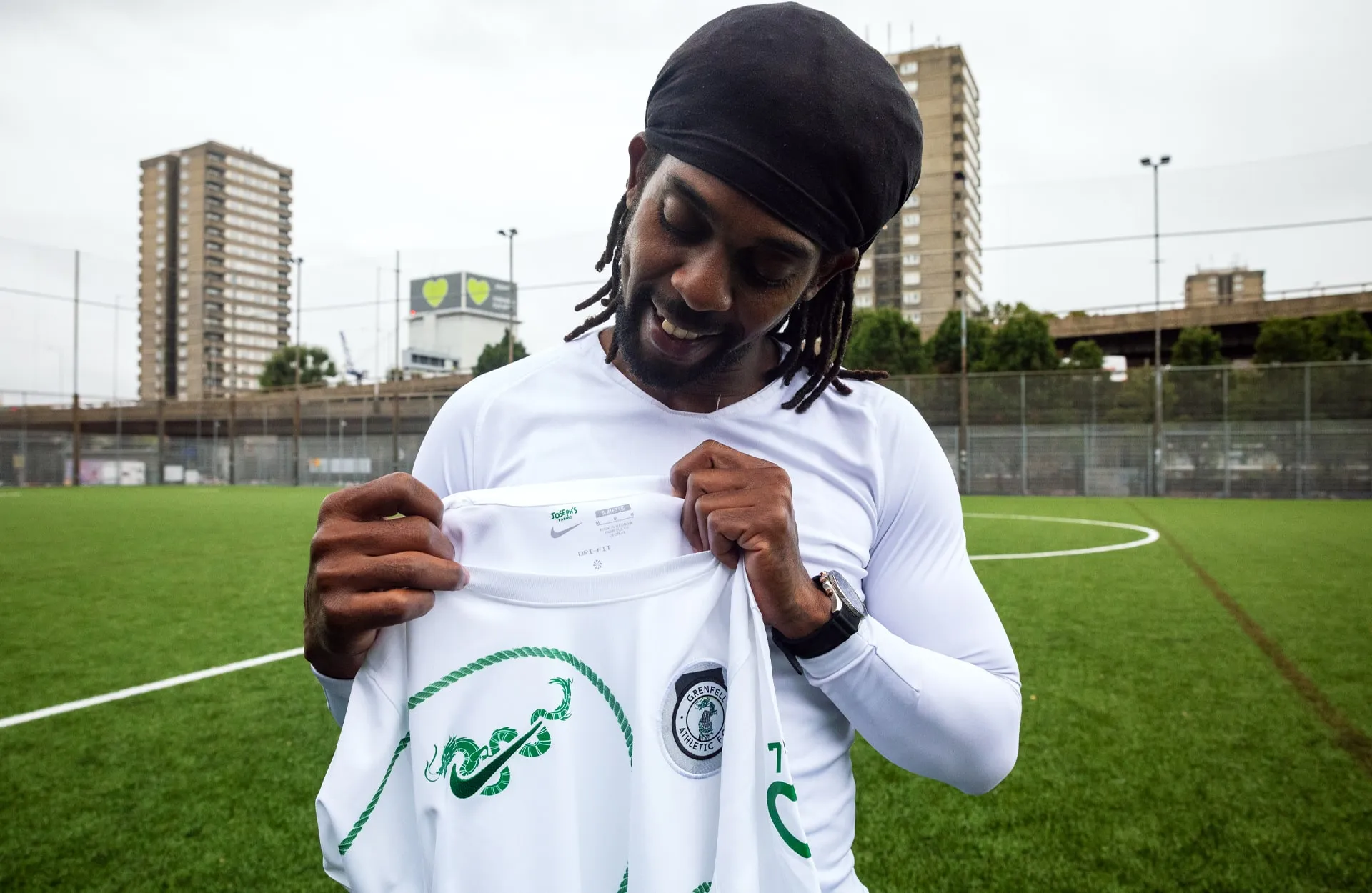 Nike e Grenfell Athletic Lançam Camisa Feita com Tecido Sobrevivente ao Incêndio de Grenfell Nike e Grenfell Athletic Lançam Camisa Feita com Tecido Sobrevivente ao Incêndio de Grenfell