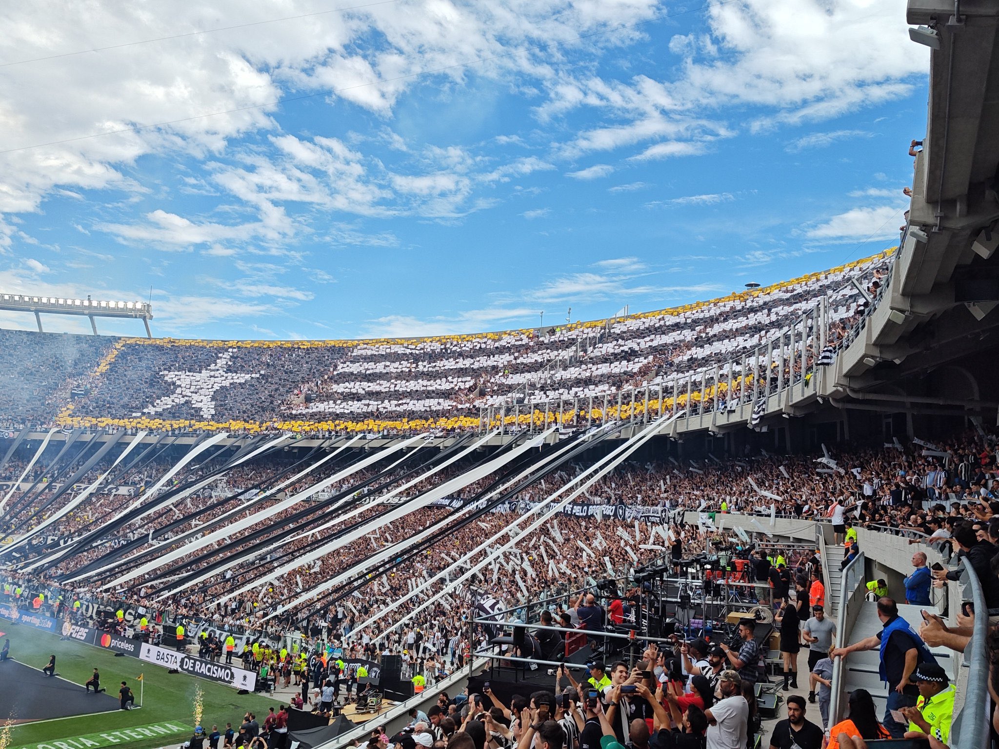 Torcida do Botafogo faz história com mosaico  na final da Libertadores