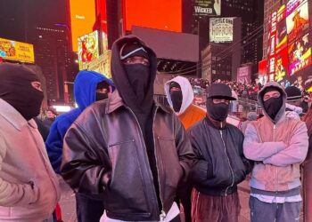 Vini Jr. visita Times Square disfarçado durante férias nos EUA