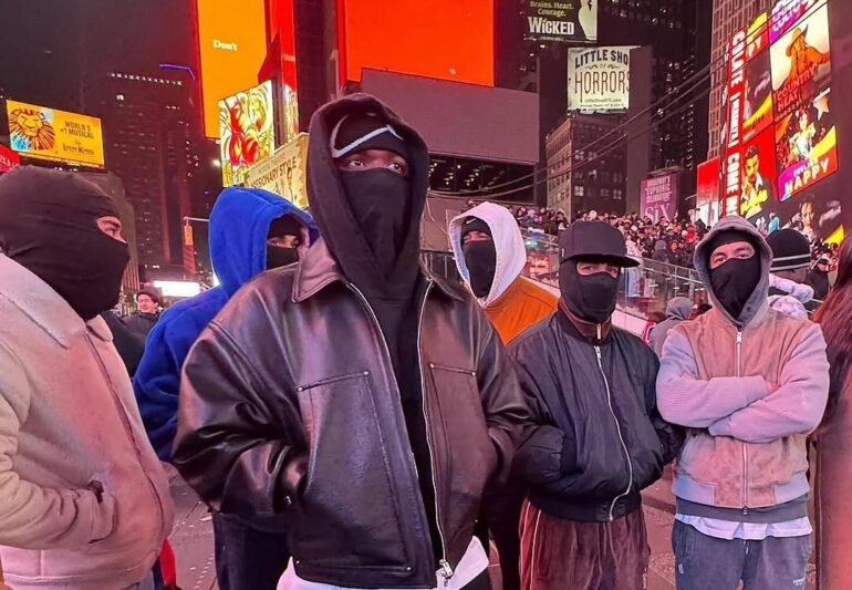 Vini Jr. visita Times Square disfarçado durante férias nos EUA
