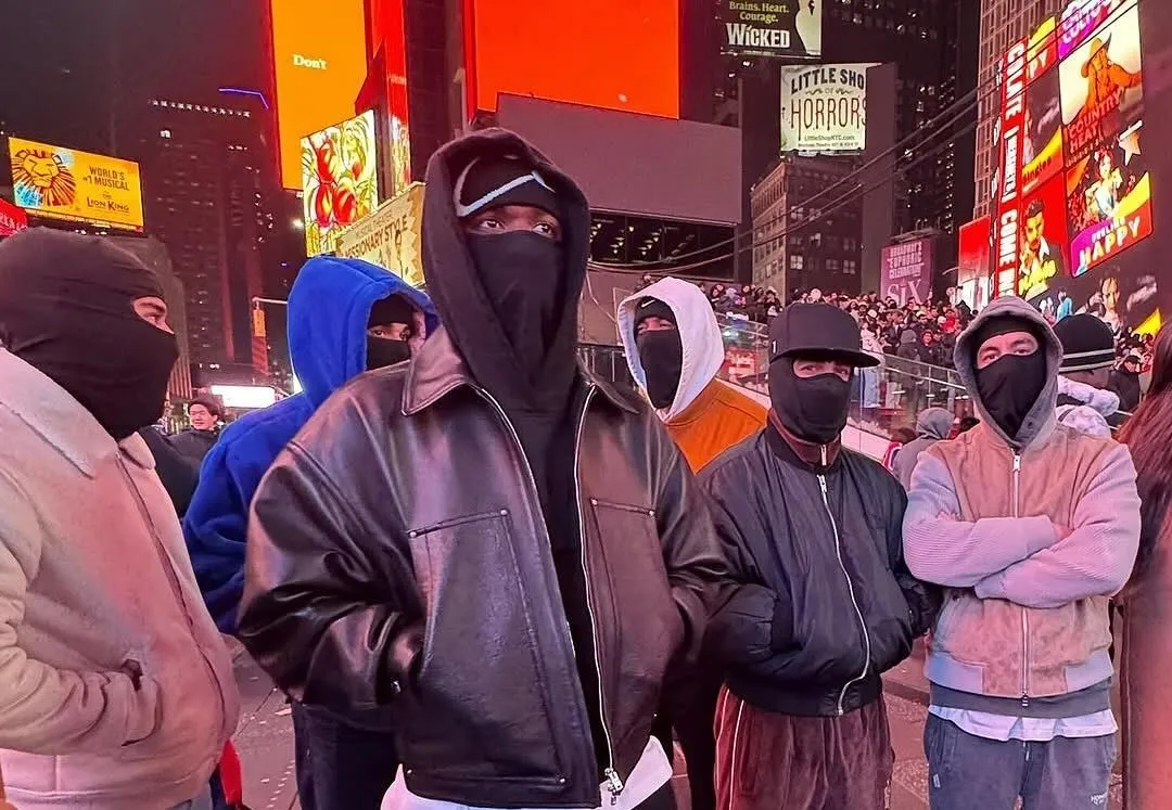 Vini Jr. visita Times Square disfarçado durante férias nos EUA Vini Jr. visita Times Square disfarçado durante férias nos EUA