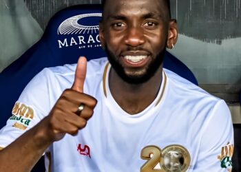 Yannick Bolasie brilha no Jogo das Estrelas e recebe camisa da Rapgol