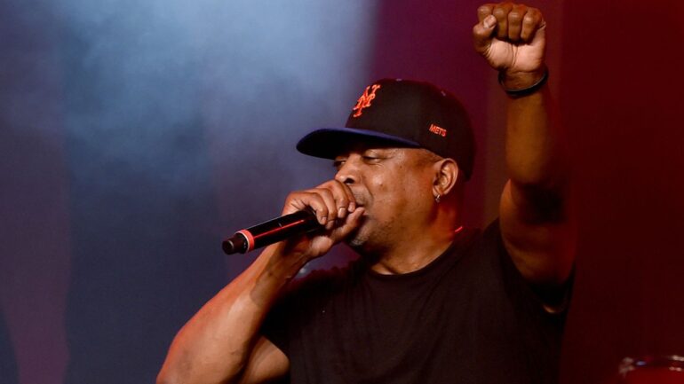 Chuck D chama de inapropriado tocarem “Burn Hollywood Burn” em meio ao caos dos incêndios em Los Angeles