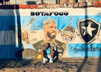 Jogador Alex Barboza do Botafogo recebe mural em seu bairro na Argentina