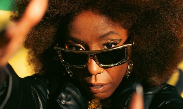 Mis Ivy celebra 20 anos de carreira com o álbum “Escuta”