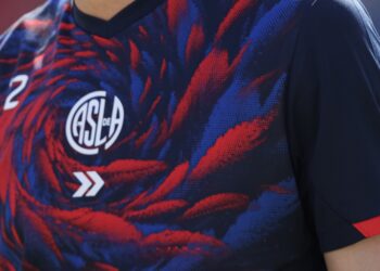 San Lorenzo revela camisa pré-jogo “Feather Cyclone”