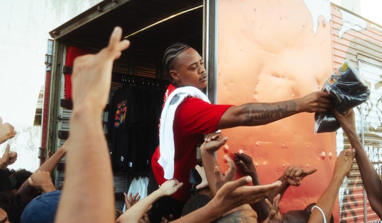 TZ da Coronel distribui camisas grátis na Lapa em comemoração aos 200 milhões no Spotify do disco “Direto da Selva”