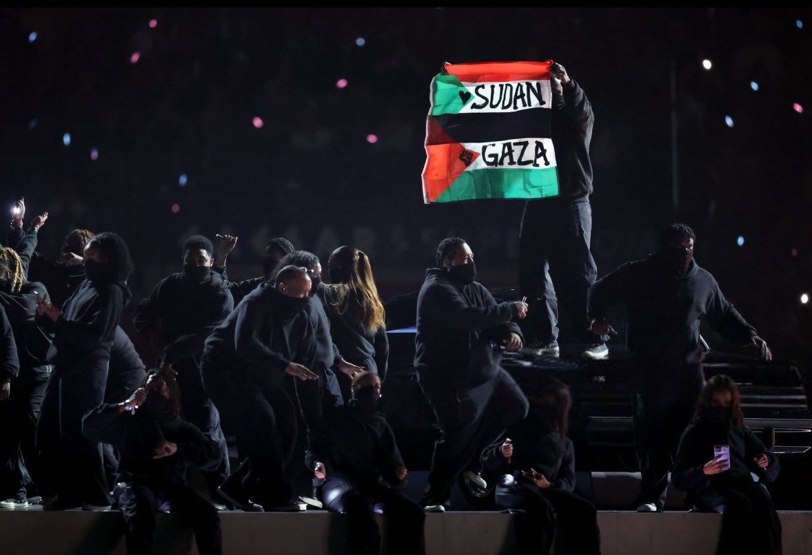 Super Bowl 2025: Homem invade show do intervalo com bandeira do Sudão e da Palestina