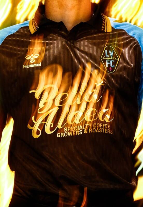 Las Vegas Lights e hummel revelam camisa “Downtown Gold” para 2025