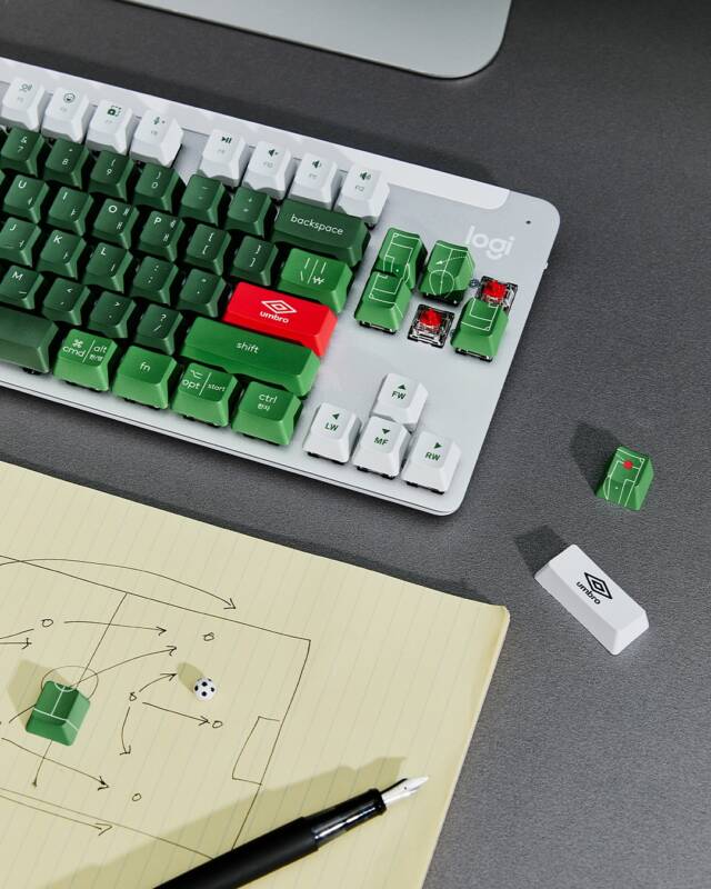 Umbro e Logitech lançam teclado mecânico inspirado no futebol