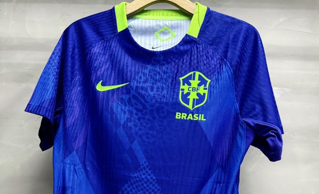 Vaza a Nova camisa reserva da Seleção Feminina do Brasil