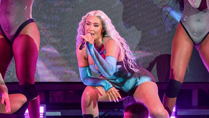 Iggy Azalea acusa Universal Music de roubar milhões em royalties não pagos