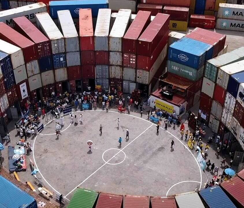 Coppa Pizzeria transforma porto de Nápoles em estádio feito de 250 containers